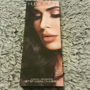 Huda Beauty Lip Contour